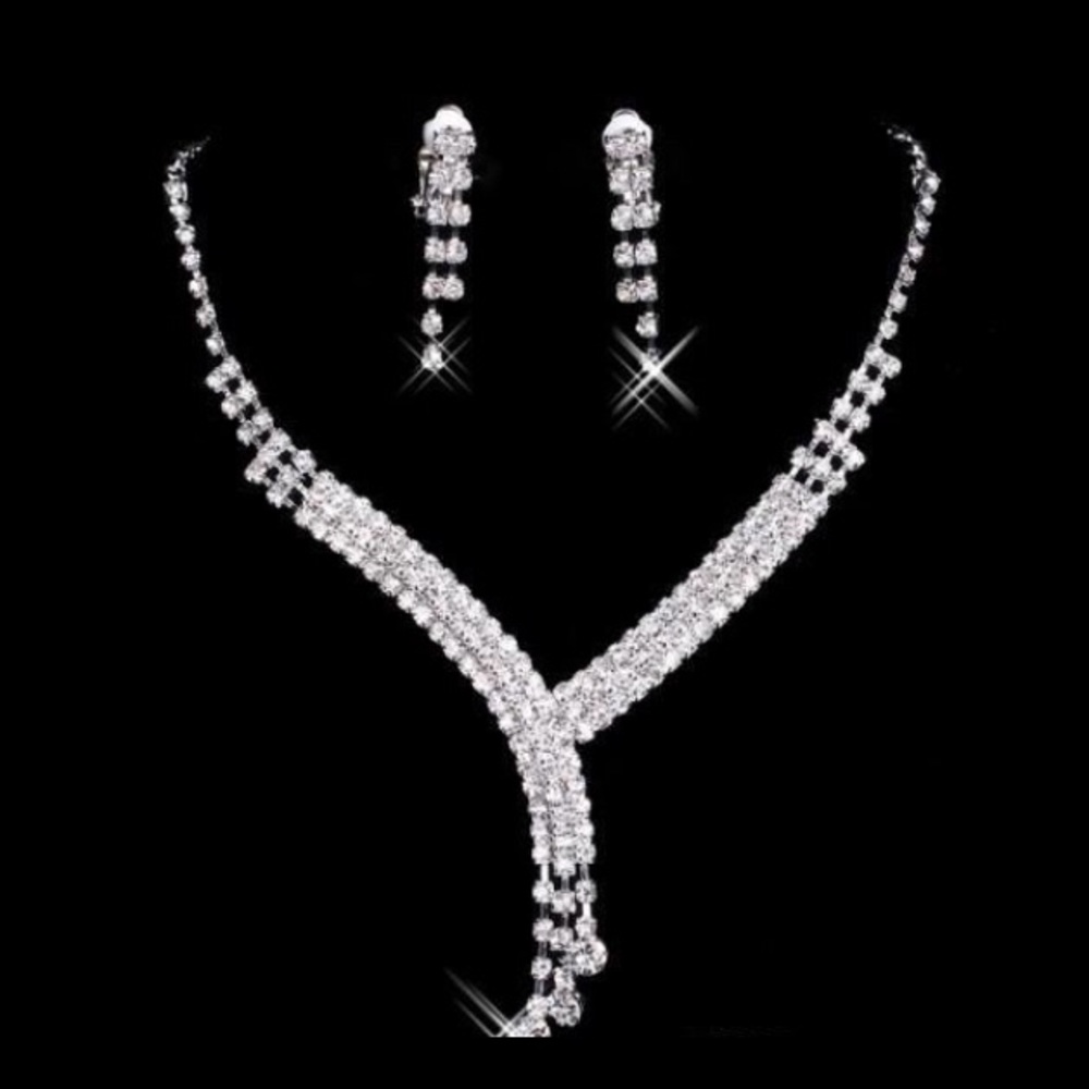💕🆕 New! Rhinestone Necklace & Earrings Set